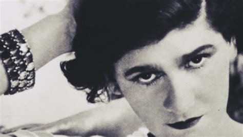 chanel begon hoeden ontwerpen|Coco Chanel: biografie van een symbool van .